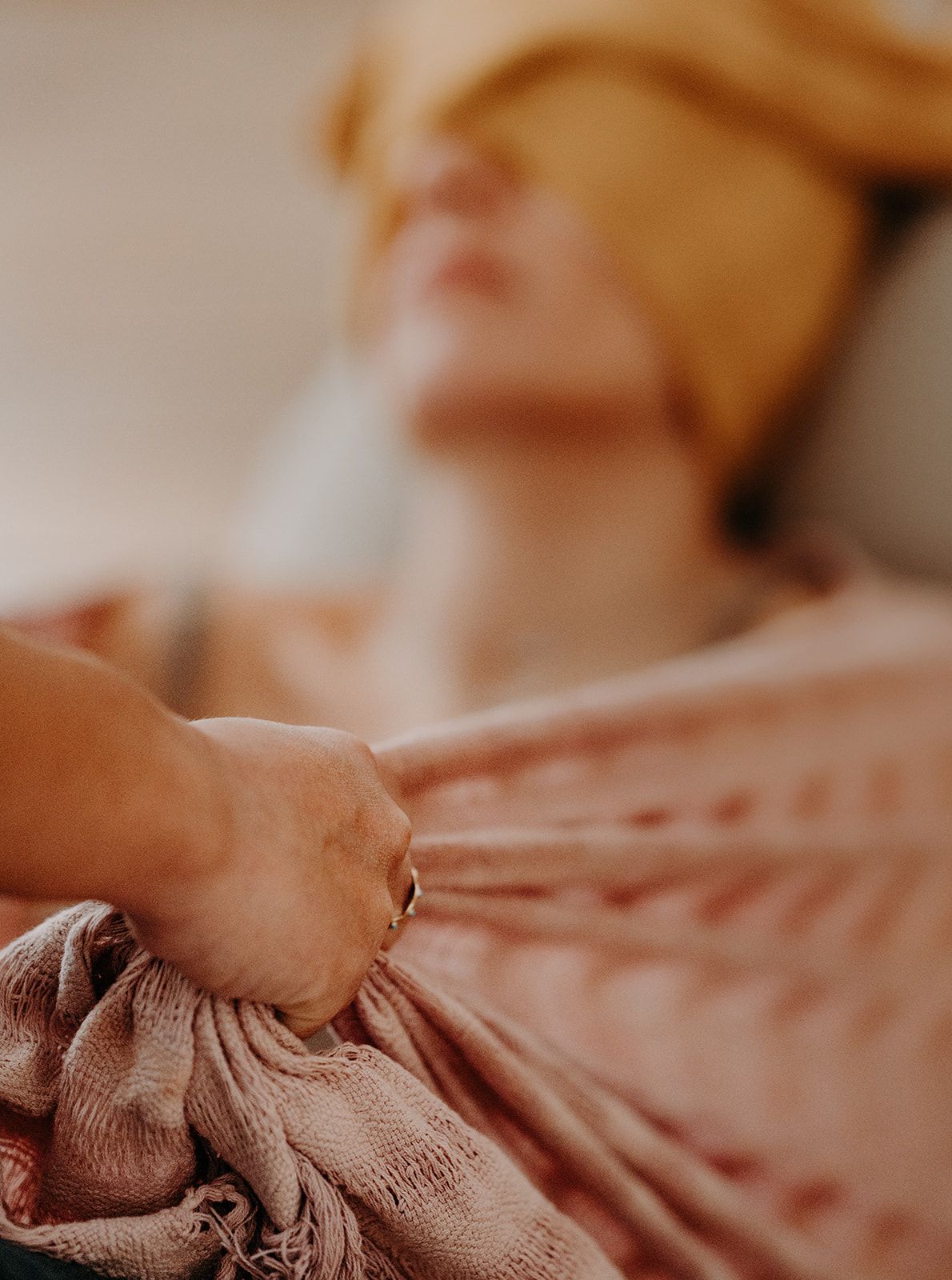 Femme en relaxation profonde pendant un soin HypnoRebozo, le rebozo tenu par Elsa Uzan