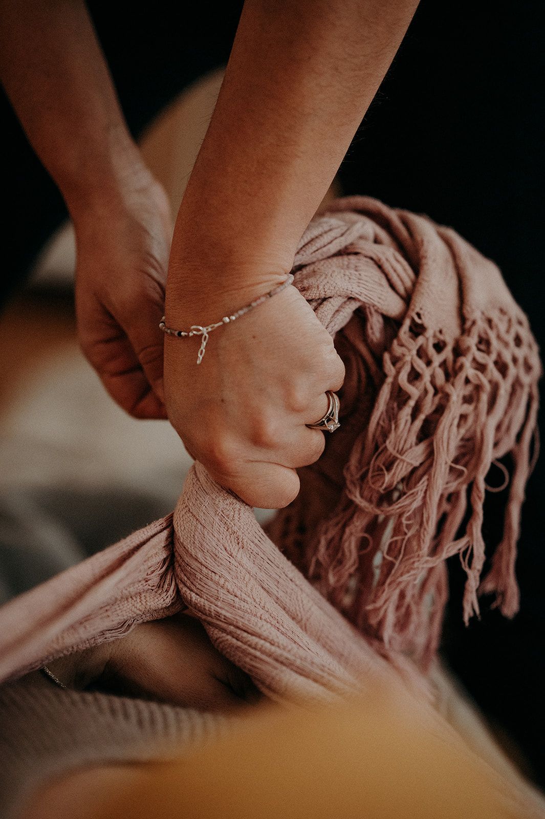 Soin Rebozo, tissu rose et mains bienveillantes