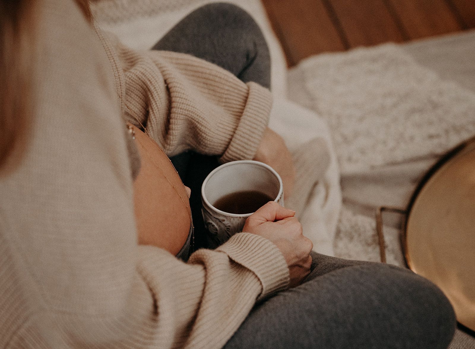 Femme enceinte au repos, tenant une tasse de thé
