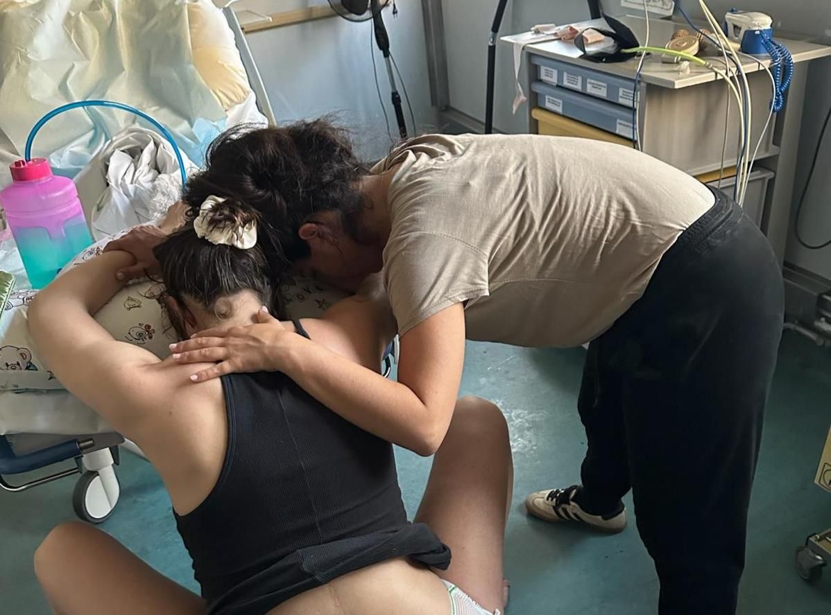 Doula soutenant une femme pendant son accouchement