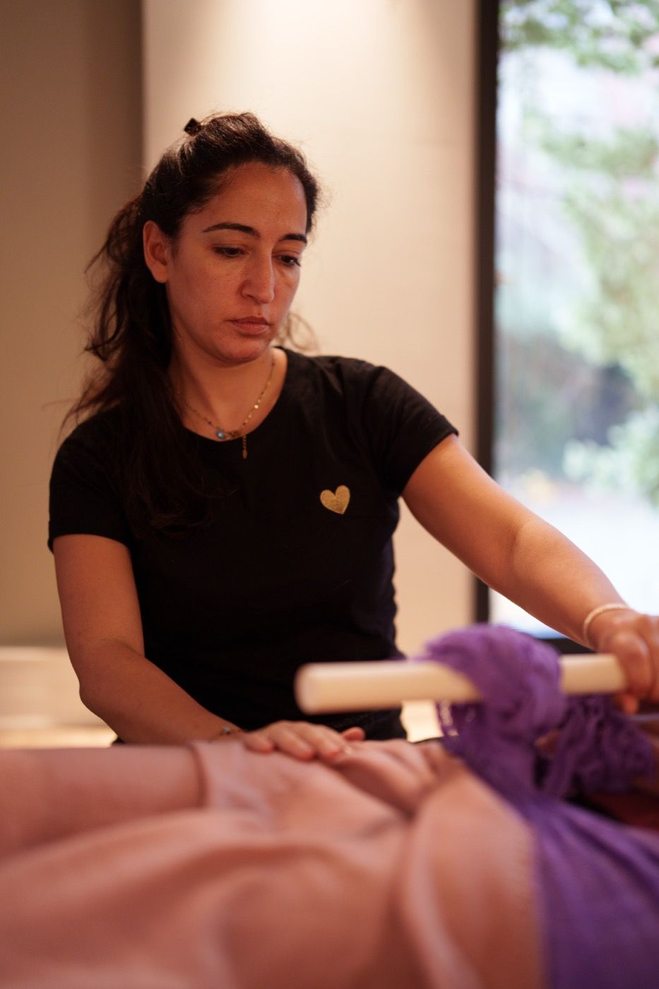 Elsa Uzan pendant un soin Rebozo, le tissu torsadé et serré